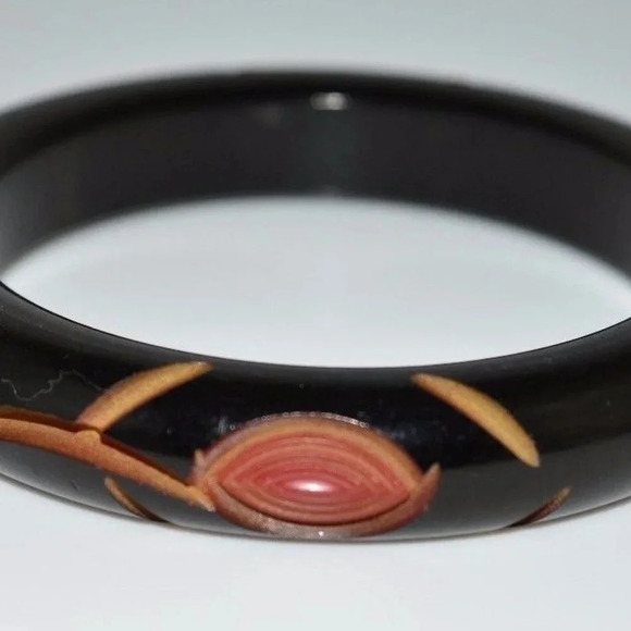 Carved Bakelite Bracelet - Picture 5 of 6